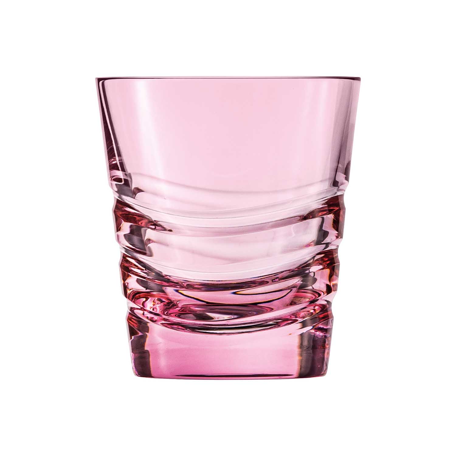 Leuchtend pinkes Trinkglas aus Kristall mit markanter Wellenstruktur, die sich horizontal um den unteren Teil windet. Mundgeblasen und handgeschliffen, fängt es das Licht ein und betont geschwungene Rillen im eleganten Design.