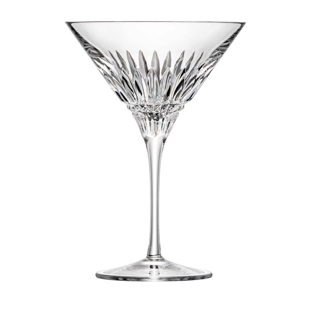 Ein klares Martini-Glas aus Kristall, elegant geformt, steht vor weißem Hintergrund. Der konische Kelch hat aufwendige vertikale Schliffradierungen, die von der Mitte nach unten verlaufen. Langer Stiel, runder flacher Fuß.