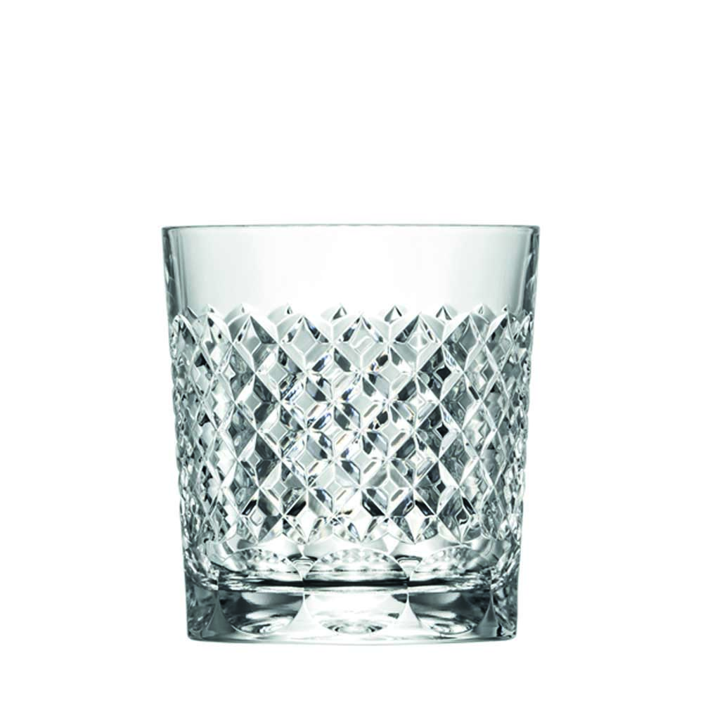 Ein mundgeblasenes Kristall-Whiskyglas mit aufwendig geschliffenem Karomuster an der unteren Hälfte, das Licht reflektiert. Der Rand ist glatt und transparent, der Boden dick und stabil. Elegantes Tumbler-Glas.