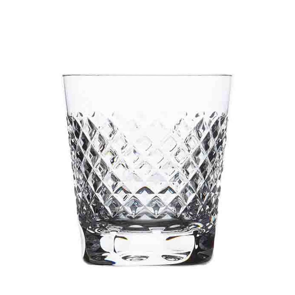 Ein klares, schweres Whiskyglas aus Kristallglas mit einem prägnanten, handgeschliffenen Karomuster, das die Seiten vollständig bedeckt und das Licht reflektiert. Es hat einen robusten, dicken Boden und ist ideal für Spirituosen oder Cocktails geeignet.