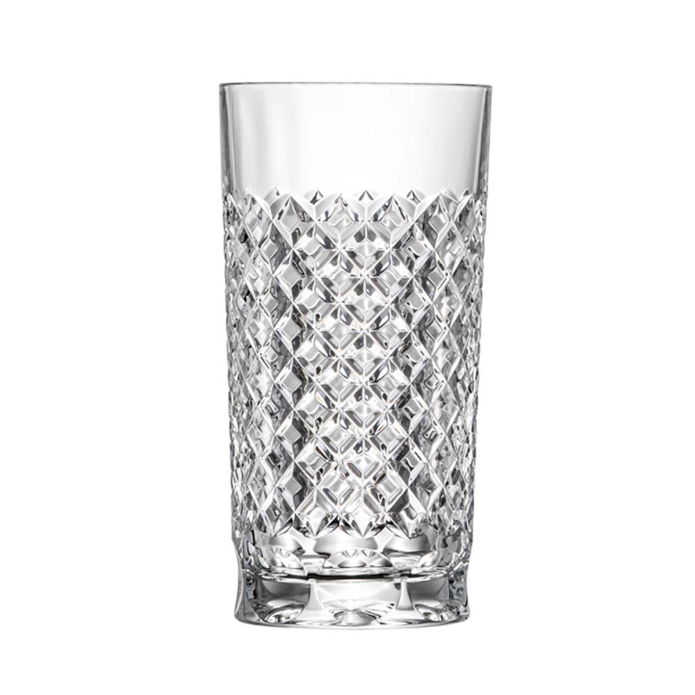Hochglänzendes, klares ARNSTADT KRISTALL Longdrinkglas mit auffälligem Karomuster. Die untere Hälfte ist zylindrisch und präzise mit rautenförmigem Schliff verziert, der das Licht bricht. Oben glatt.
