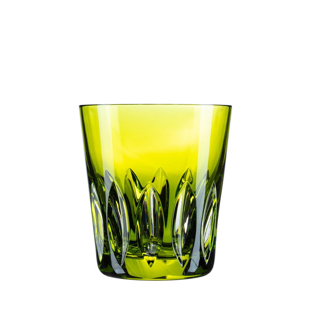 Ein hellgrüner Kristall-Becher mit brillanten, handgeschliffenen Ritz-Mustern an der unteren Hälfte des Glases. Das mundgeblasene Trinkglas in Reseda-Farbe steht auf einem weißen Hintergrund und zeigt die hochwertige Verarbeitung von ARNSTADT KRISTALL.