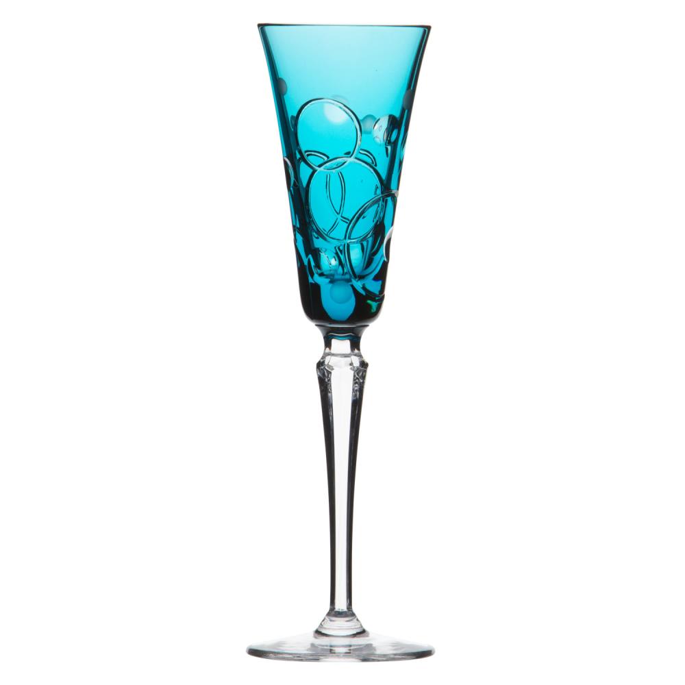 Schlankes, azurblaues Kristall-Sektglas, 26,5 cm hoch. Der Kelch ist mit kunstvollem „Circle“-Muster aus ineinandergreifenden Kreisen verziert. Langer, klarer, facettierter Stiel mit rundem, transparentem Fuß.
