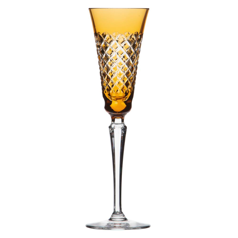 Elegantes Sektglas aus geschliffenem Kristall in Amber. Der Kelch mit kunstvollem Rauten-/Karomuster reflektiert das Licht. Ein langer, klarer Stiel verbindet ihn mit einem stabilen, runden Fuß.