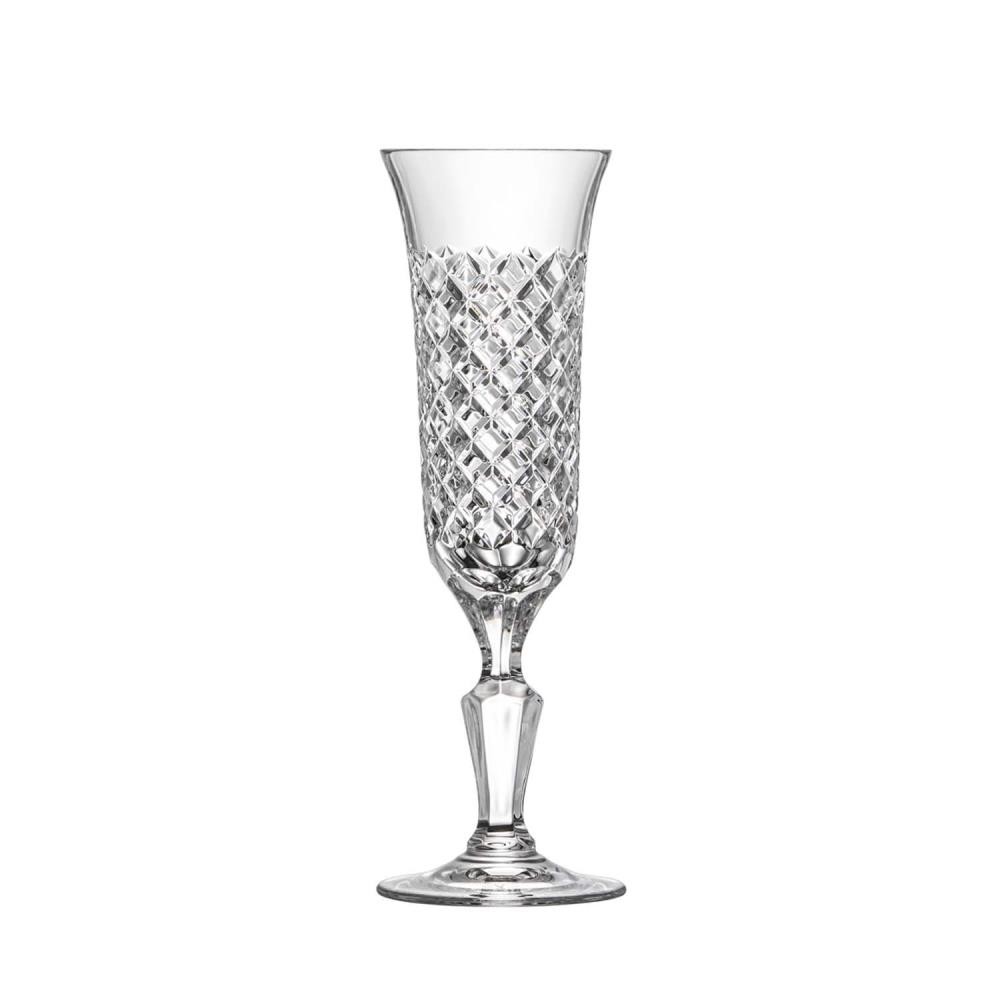 Hohes, schlankes Sektglas aus klarem Kristallglas auf weißem Hintergrund. Tulpenförmige Kuppa mit feinem, rautenförmigem Karomuster, das Licht bricht und funkelt. Facettierter Stiel, runder Fuß. Hochwertige Handwerkskunst.