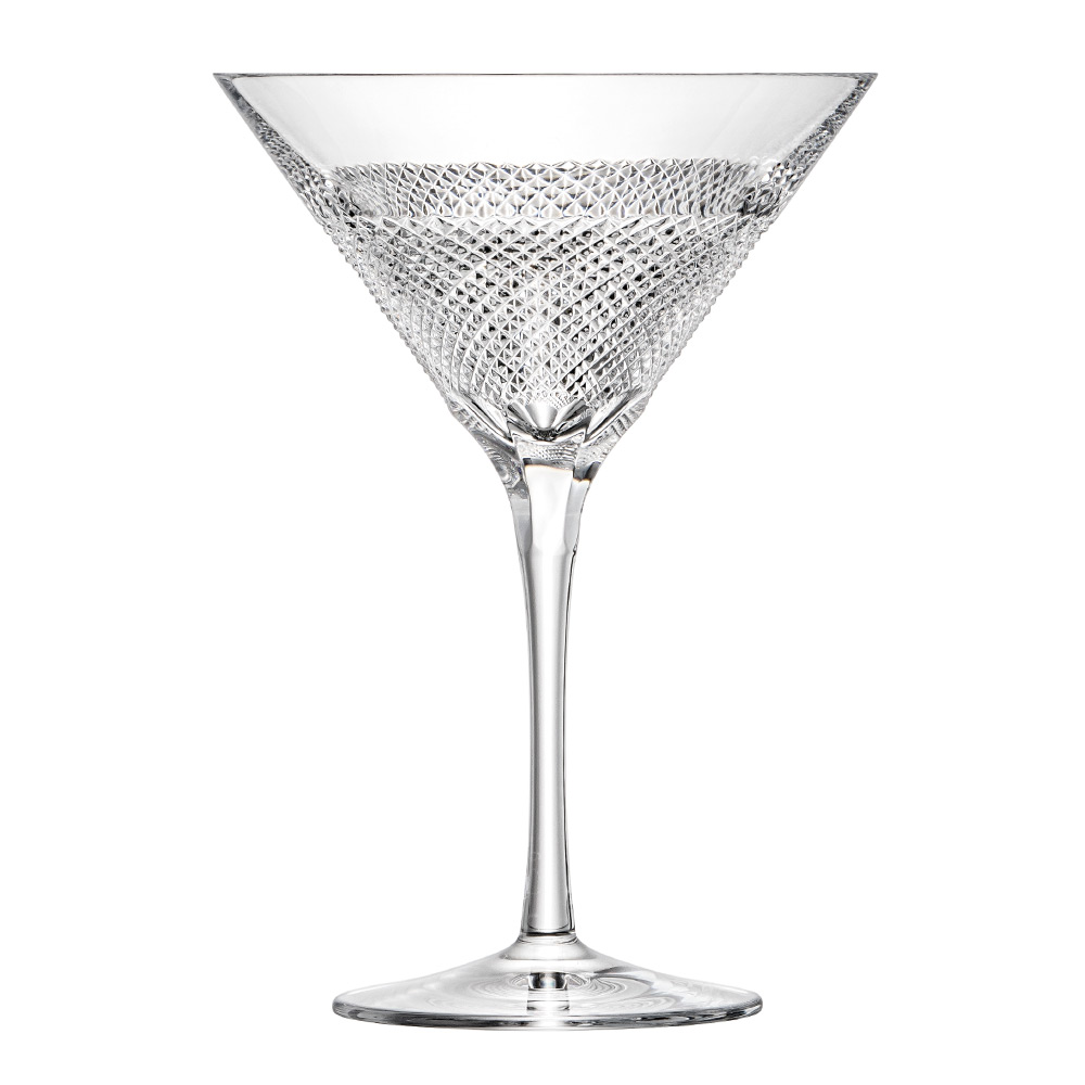 Klares, leeres Cocktailglas aus hochwertigem Kristall in klassischer Martini-Form. Konischer Kelch, mundgeblasen und handgeschliffen mit feinem diagonalem Rautenmuster. Langer, schlanker Stiel, runder Fuß. Oxford Unikat von ARNSTADT KRISTALL.