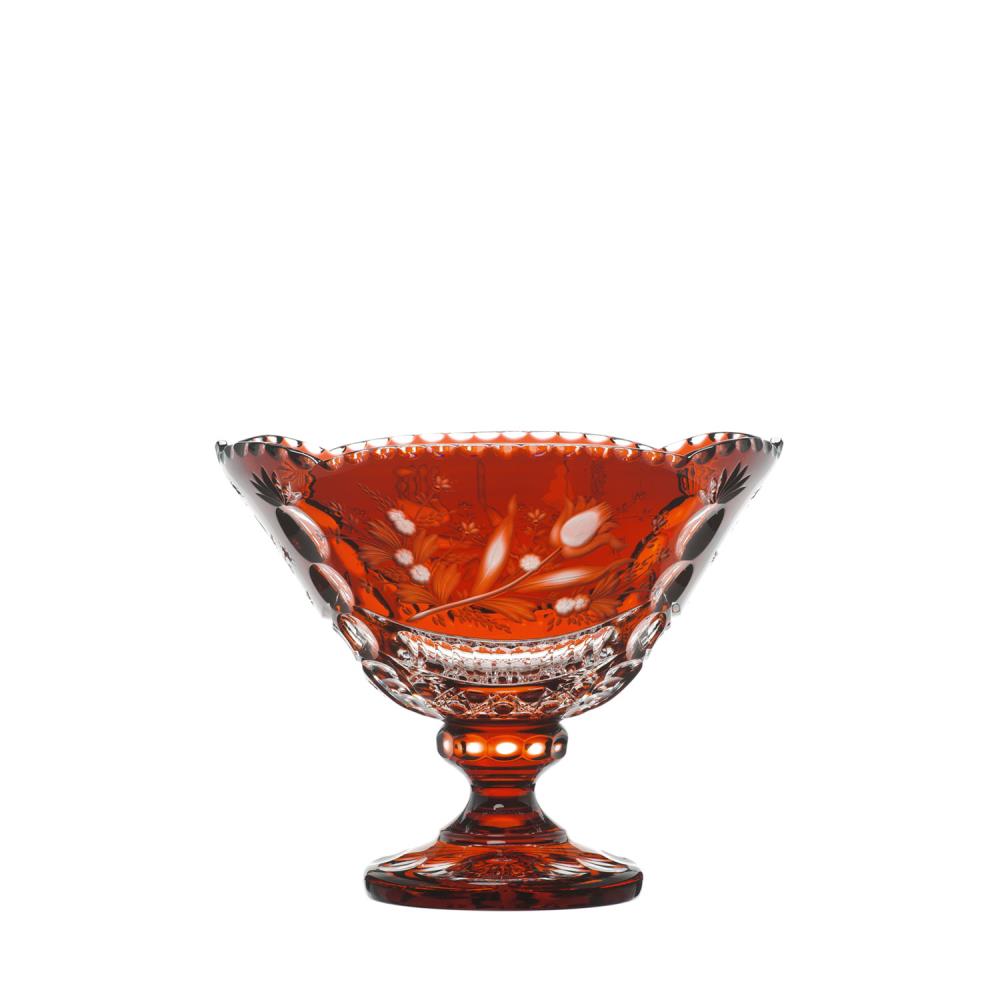 Elegante, tiefrote Kristallschale von ARNSTADT KRISTALL auf breitem Fuß. Außenseite reich mit geschliffenen Blumenmotiven, besonders filigranen Tulpen und Blättern. Oberer Rand wellenförmig, fein strukturiert, luxuriös.
