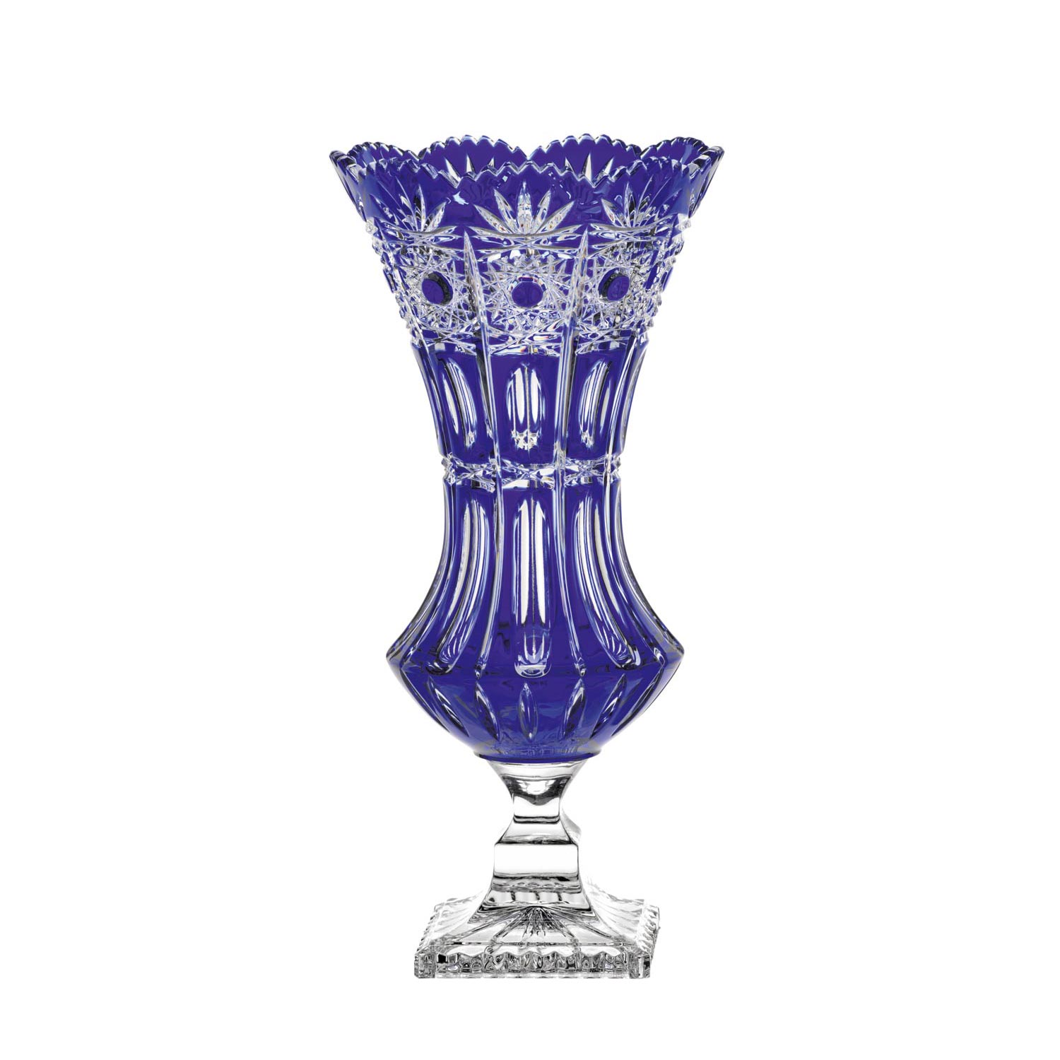 Glänzende, hohe Vase aus kobaltblauem Kristallglas. Gezackter Rand mit sternförmigen und runden Facetten. Korpus mit vertikalen Rillen und komplexen Schliffmustern. Klarer, quadratischer Standfuß. Dresden Kristallvase (34 cm).