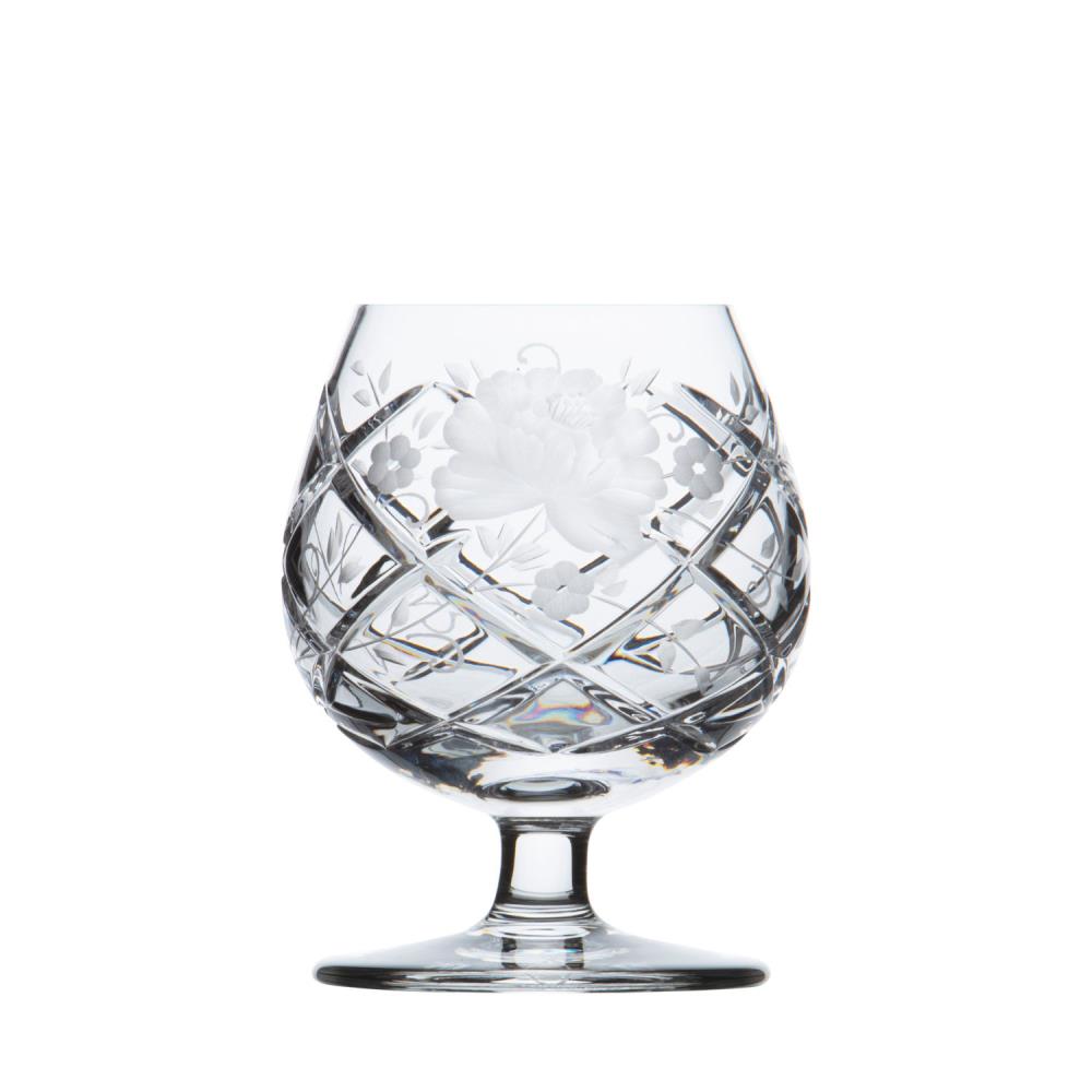 Ein bauchiges Kristall-Cognacglas mit kurzem Stiel und runder Basis, kunstvoll verziert. Die Oberfläche zeigt ein detailliertes, mattiertes Blumenmuster, umgeben von einem diagonalen Gittermuster, das Licht reflektiert.