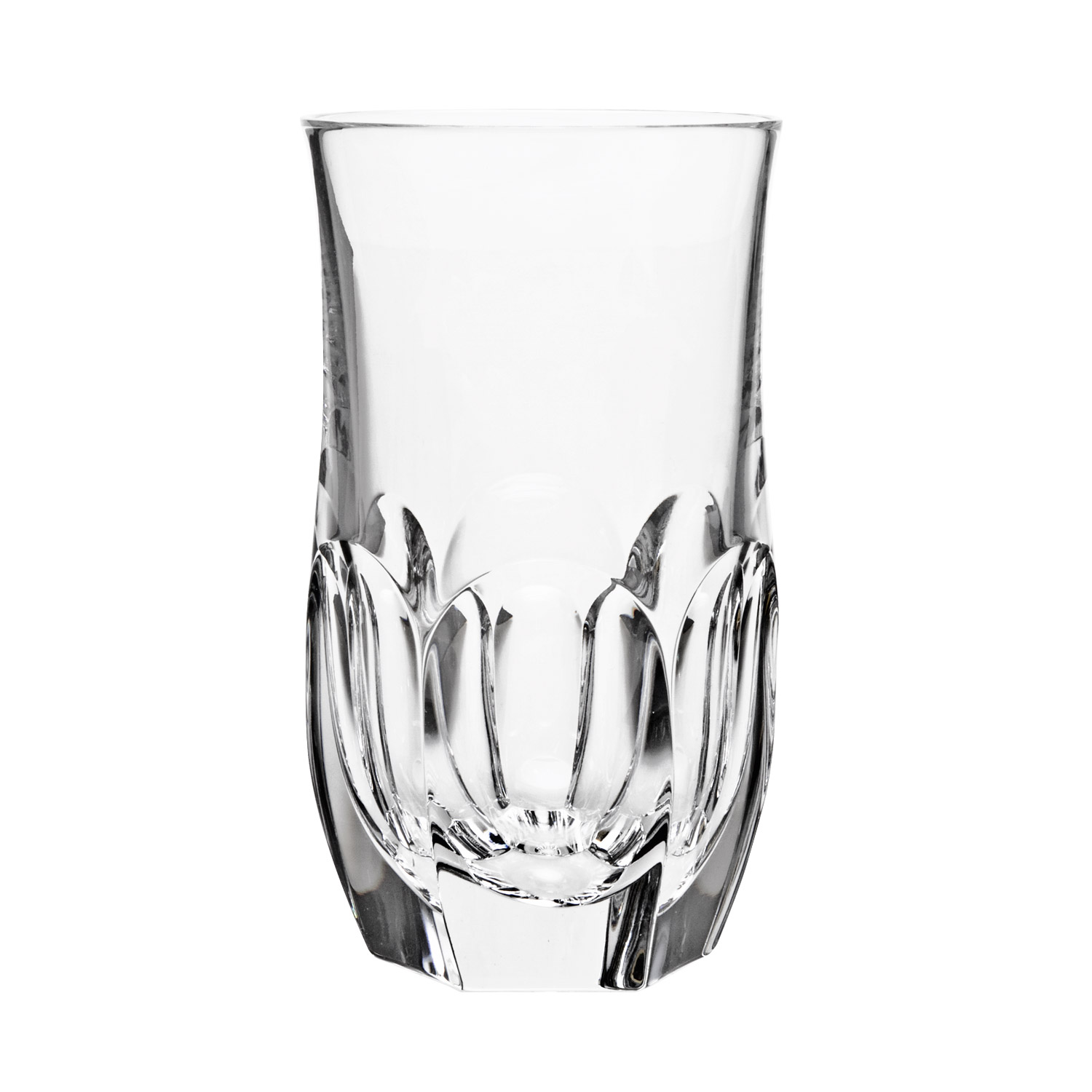 Transparentes Kristall-Longdrinkglas mit stabilem, facettiertem Boden. Der untere Teil ist mit eleganten, vertikalen Schliffen verziert, die blütenförmig nach oben auslaufen und eine edle Palais-Optik verleihen.