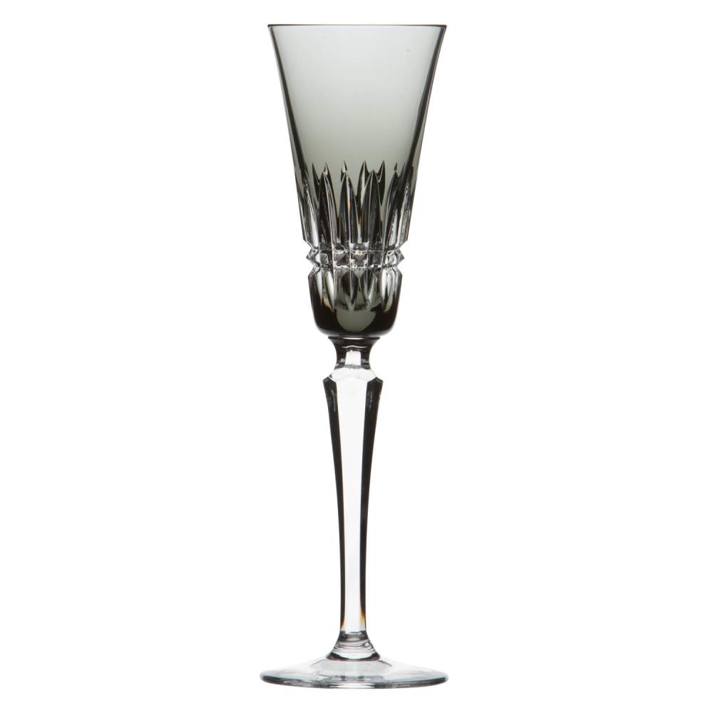 Elegantes Sektglas aus graugefärbtem Kristallglas von ARNSTADT KRISTALL, 26,5 cm hoch. Oberer Kelch glatt, unterer Teil mit vertikalen, fächerförmigen Schliffen verziert. Langer Stiel, runder Fuß.